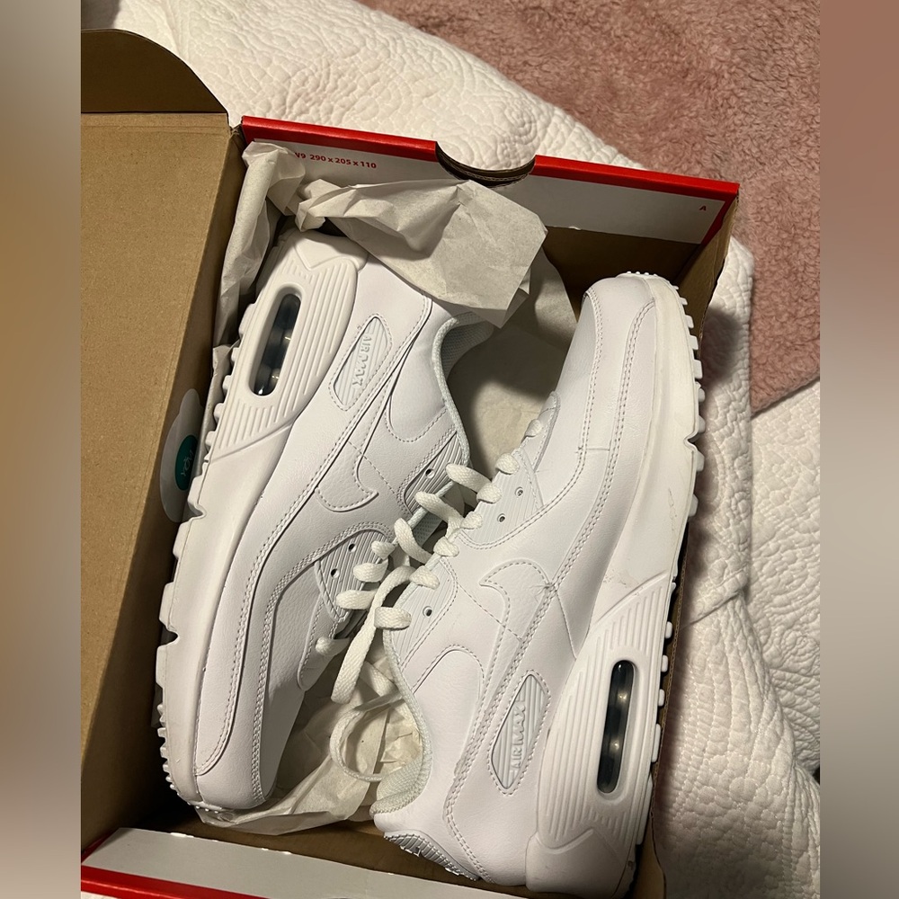 white nike air maxs